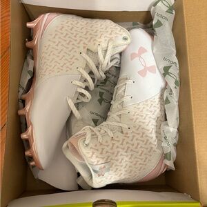 NWT UNDER ARMOUR RUGBY LACROSSE WOMEN SHOE SIZE 8.5 pink and white highlight